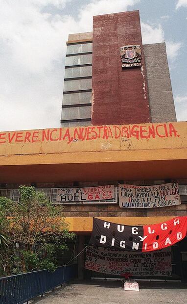 A dos días del estallido de la huelga, las autoridades universitarias retiraron puertas de acceso al campus central. La Asamblea Estudiantil preparó su Consejo General de Huelga y tomó las instalaciones de preparatorias y CCH. Foto: Gerardo Jácome/Archivo EL UNIVERSAL.