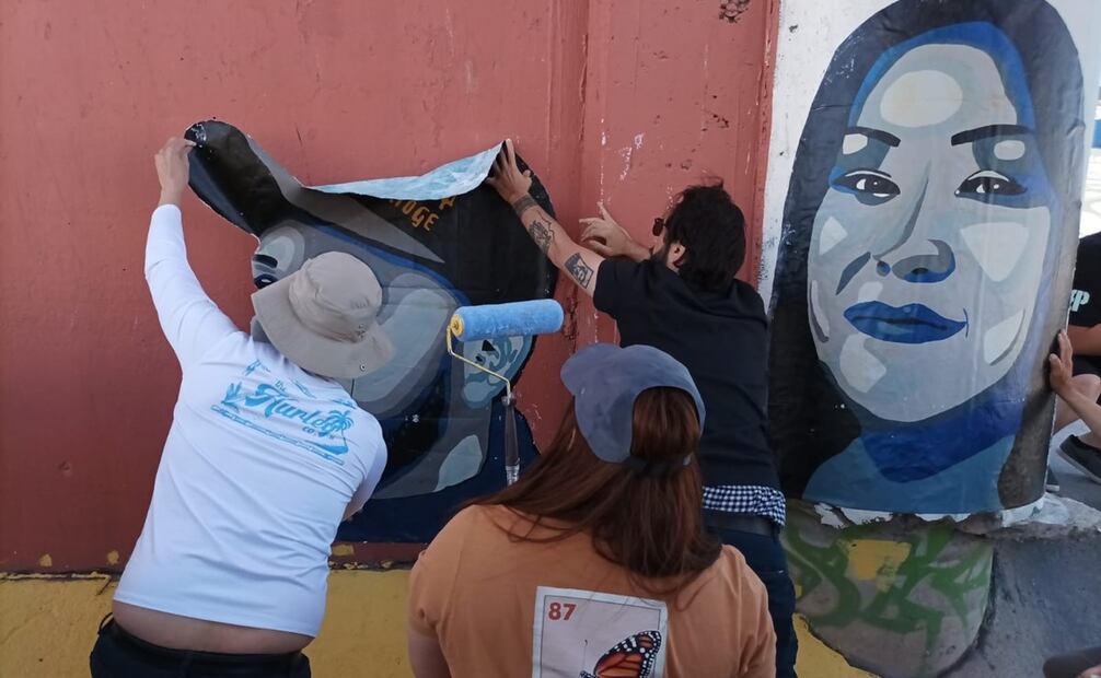 La encargada de pintar el mural, explicó que se decidió instalar las fotografías en ese lugar, ya que se busca mostrar el lado humano de la deportación. Foto: especial