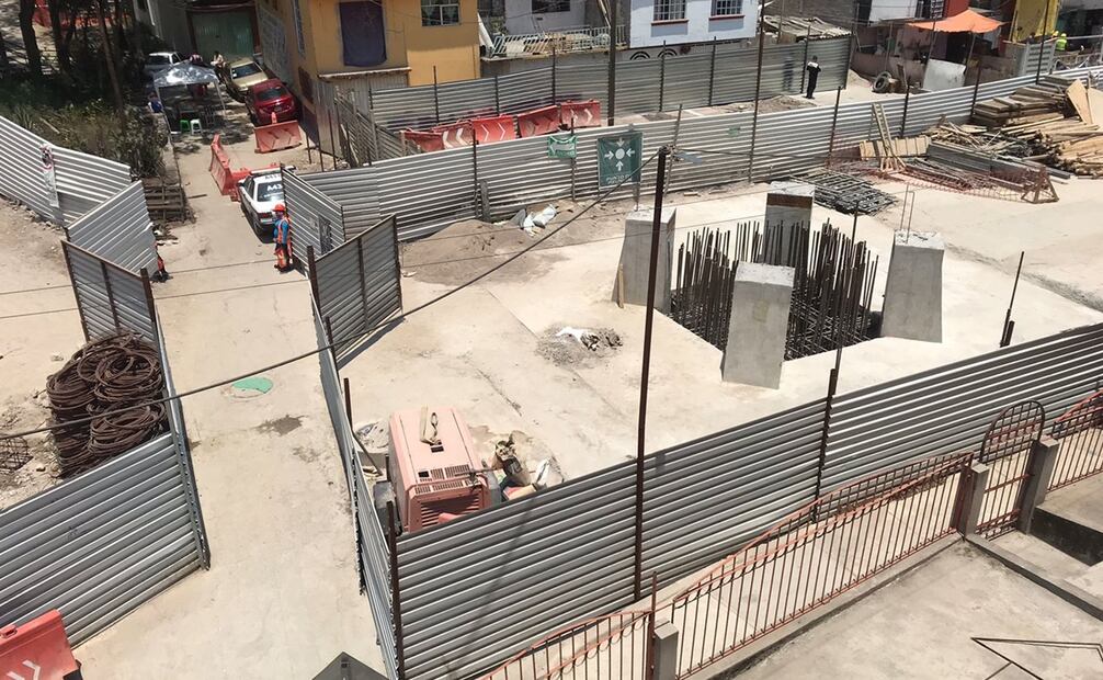 Vecinos tienen miedo de que haya un accidente por la obra del Tren Interurbano. Foto: Juan Carlos Williams / EL UNIVERSAL