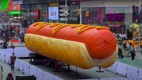 Un hot dog de 20 metros en Times Square desafía el capitalismo de Estados Unidos