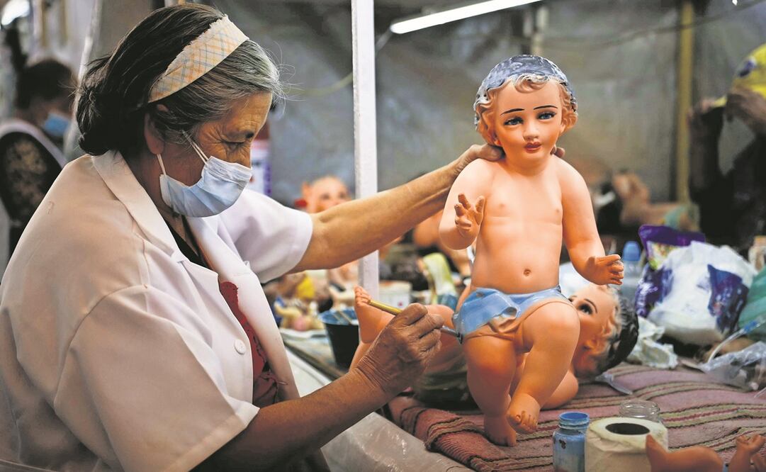 En las calles de Roldán y Manzanares de la Ciudad de México, los reparadores de Niños Dios vuelven a dar vida a las figurillas para la celebración. Foto: Diego Simón Sánchez. EL UNIVERSAL