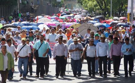 Policías y magisterio de Oaxaca riñen frente al Auditorio Guelaguetza