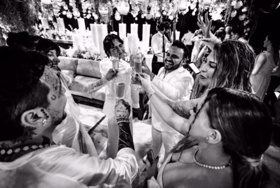 Bodas de plata de los padres de Christian Nodal, en la imagen aparece Cazzu, hoy expareja del cantante de regional mexicano.