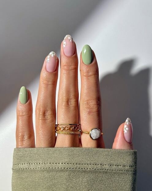 Las flores se plasman estilo "manicura francesa". Foto: Instagram @thenaillologist