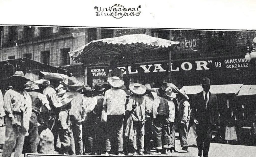 Vendedores callejeros o “merolicos” obstruyendo una de las calles del entonces DF, en los años 20. Su inconsciencia generó problemas de tránsito y hasta los puso en riesgo de accidentes viales. Foto: Hemeroteca EL UNIVERSAL.