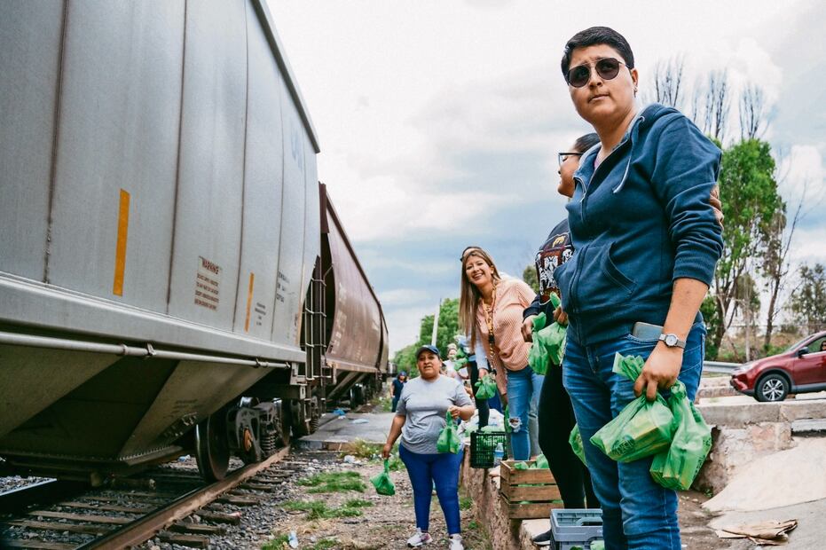 Los integrantes de la Máquina 30-30 van diario a la vías del tren, sin importar si es de día o de noche, para repartir víveres. Foto: Diana Valdez | El Universal