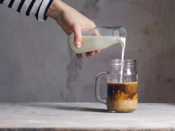 ¿Me hace daño? Esto pasa si tomas café con leche todos los días