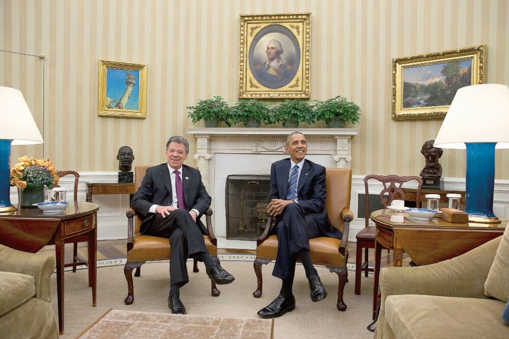 El presidente Barack Obama (der.) recibió ayer en la Oficina Oval de la Casa Blanca a su homólogo colombiano, Juan Manuel Santos, para celebrar los 15 años de la implementación del Plan Colombia contra las drogas (CAROLYN KASTER. AP)