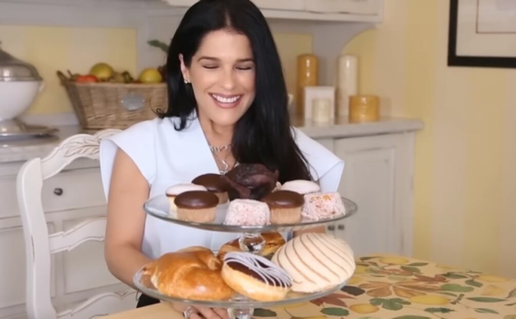 "¡Salud!", Martha Debayle reacciona a críticas y brinda con famosa lata con "calcetín"