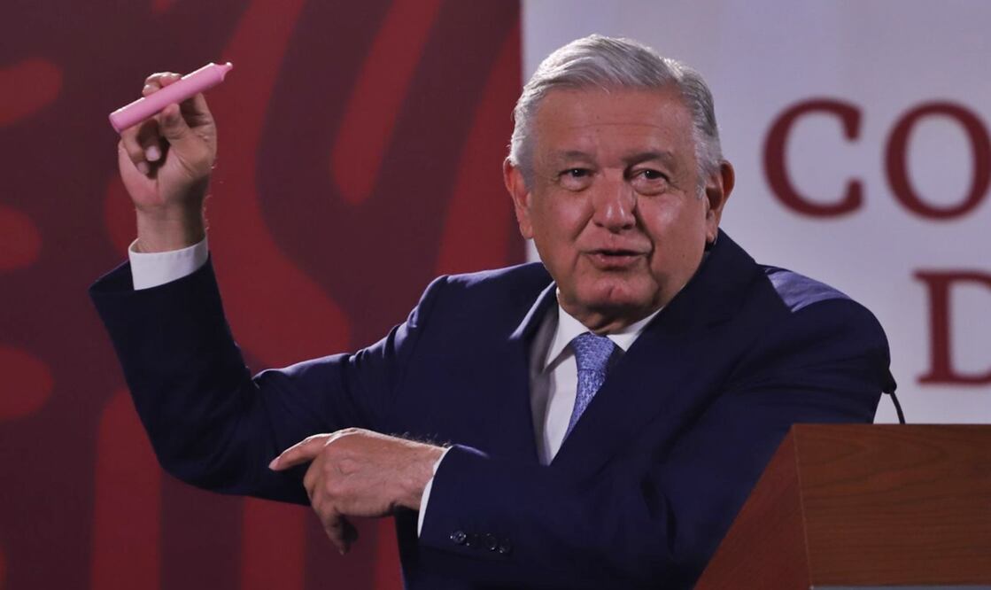 López Obrador mostró un vepeador que informó tiene un costo de 300 pesos con una duración de una semana, "es decir mil 200 pesos al mes". Foto: Berenice Fregoso