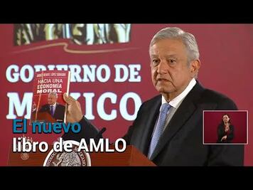 AMLO presume su libro sobre economía