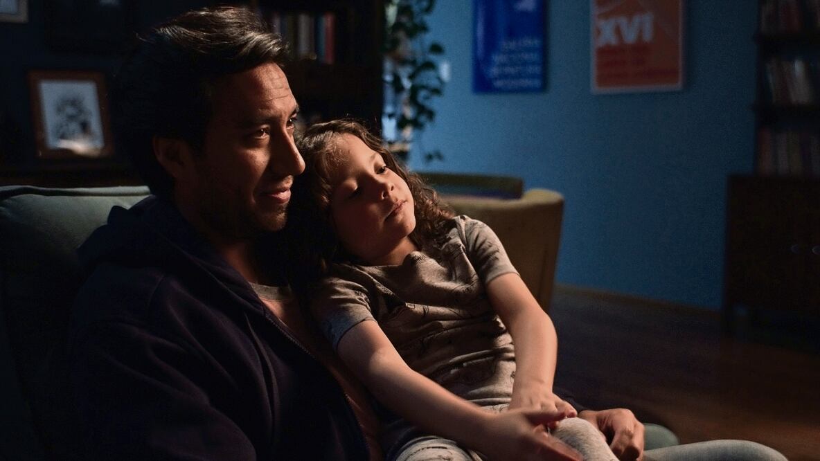 Daniel Damuzi comparte pantalla con Samuel Pérez, un niño que tuvo en esta película su primera oportunidad como actor.