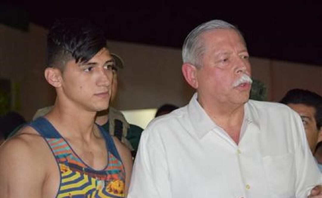 Shortly after his rescue, Pulido appeared outside state police offices with a bandaged right hand alongside Tamaulipas Gov. Egidio Torre Cantú. (Photo: AP)