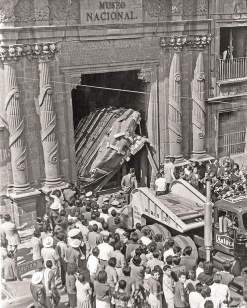 Del Centro histórico a Chapultepec: así se vivió el traslado del Calendario Azteca en 1964