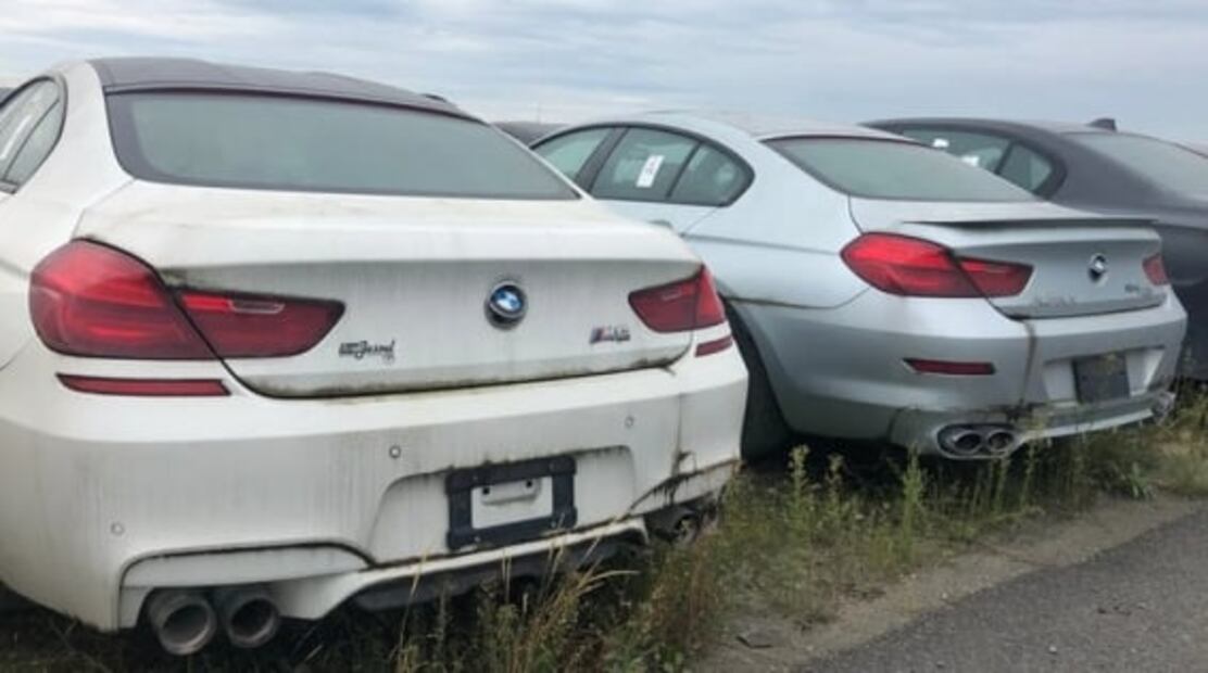 Más de 3,000 autos BMW completamente nuevos están abandonados y pudriéndose al aire libre