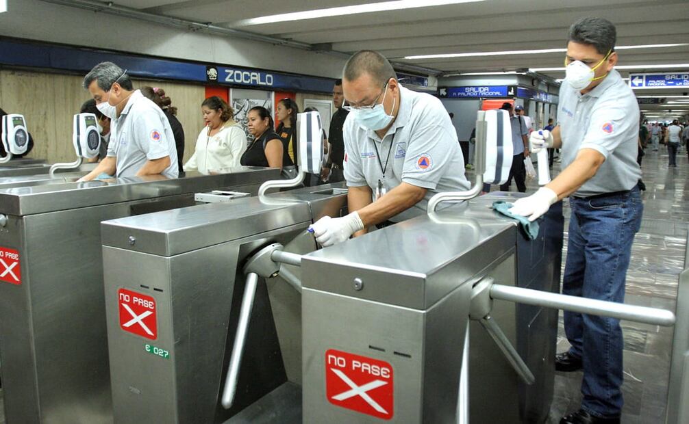 El 6 de mayo del 2009, y como parte de las medidas sanitarias contra la influenza A H1N1, personal de Protección Civil de la capital realizó una desinfección de torniquetes y pasamanos. Foto: Lucía Godinez/EL UNIVERSAL.