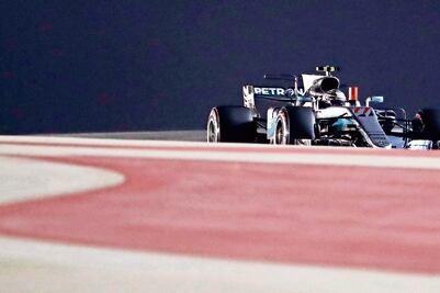 Bottas le gana a Hamilton