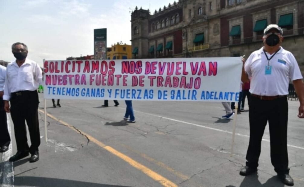 Adultos mayores protestan en el Zócalo; exigen volver a como empacadores a supermercados