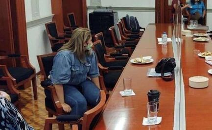 Madre de víctima se amarra en la CNDH; lleva más de 12 horas en protesta