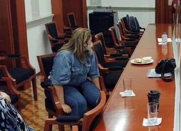 Madre de víctima se amarra en la CNDH; lleva más de 12 horas en protesta