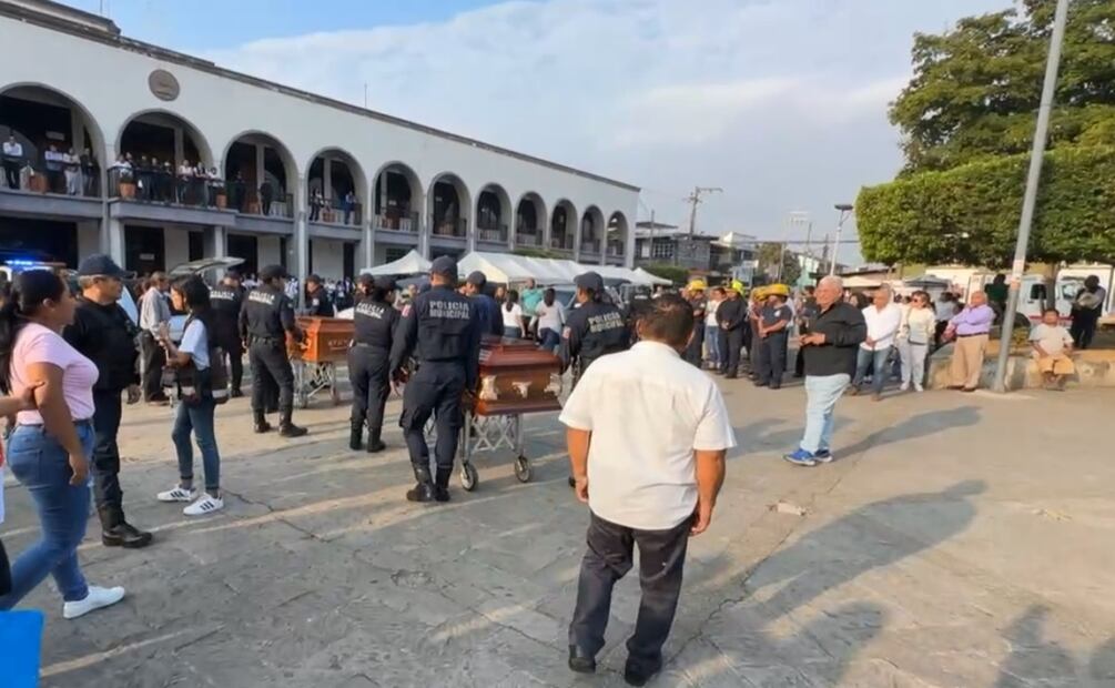 Con homenaje, despiden a 4 policías asesinados en Oaxaca; autoridades prometen justicia y refuerzan la seguridad. Foto: Antonio Mundaca