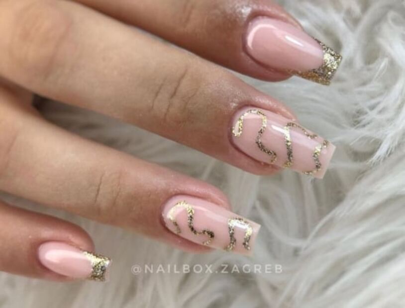 Diseños de uñas con glitter para brillar en la temporada de fiestas