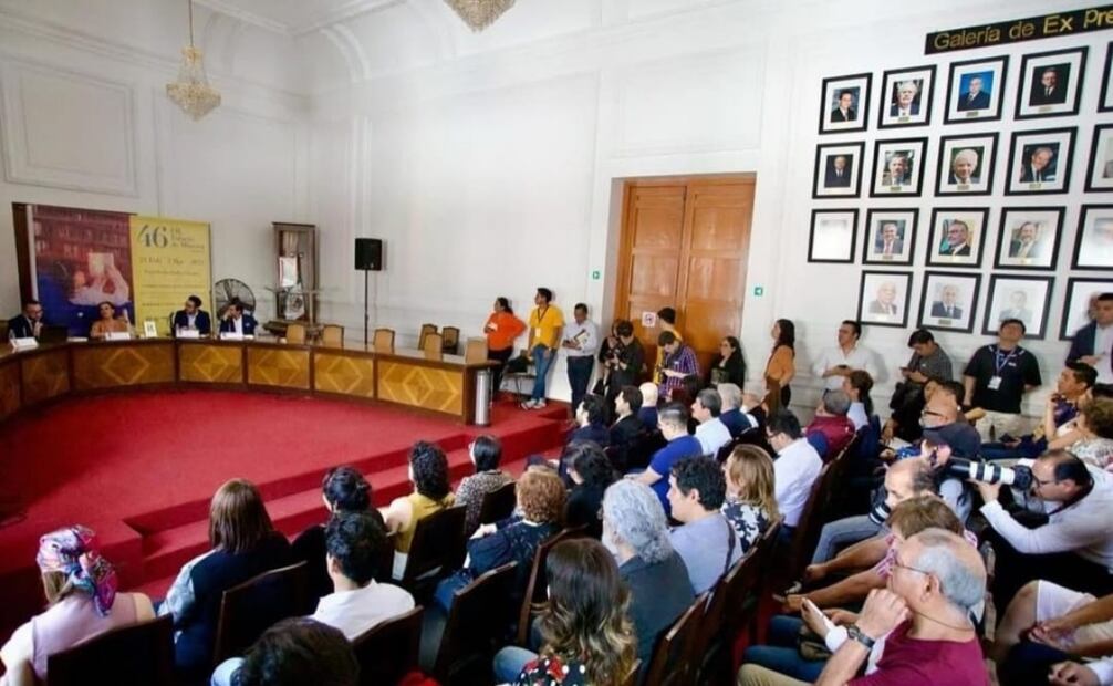 Asistentes de la conferencia  del libro “Poesía reunida de Rogelio Fernández Güell” de Beatriz Gutiérrez Müller. Foto: Instagram