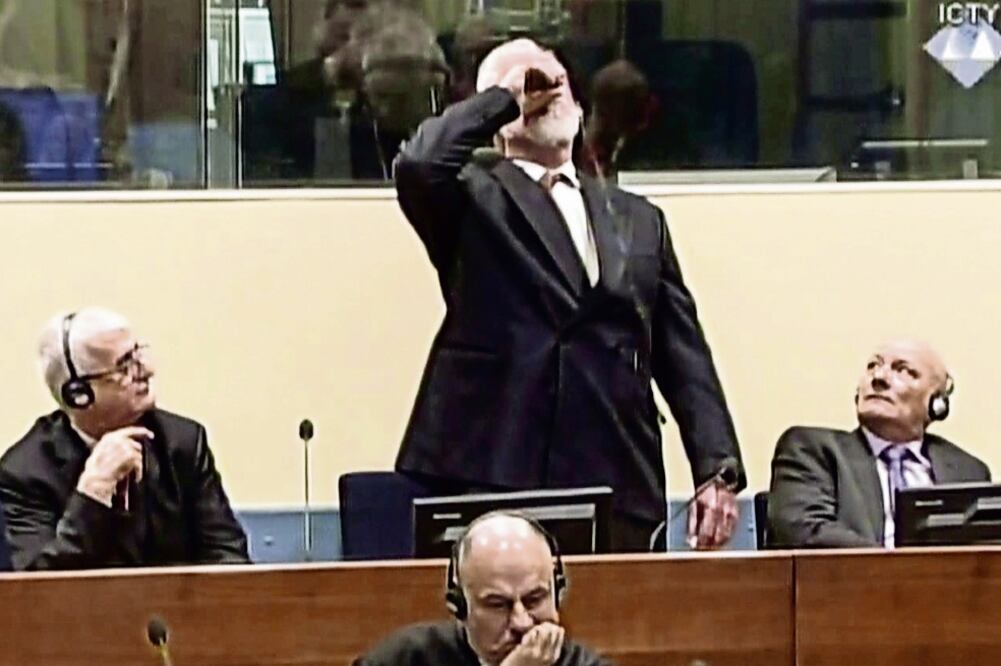 Slobodan Praljak, en el momento en que ingirió un supuesto veneno en la sala de juicios mientras era emitido el veredicto en su contra, en La Haya, ayer (XINHUA)