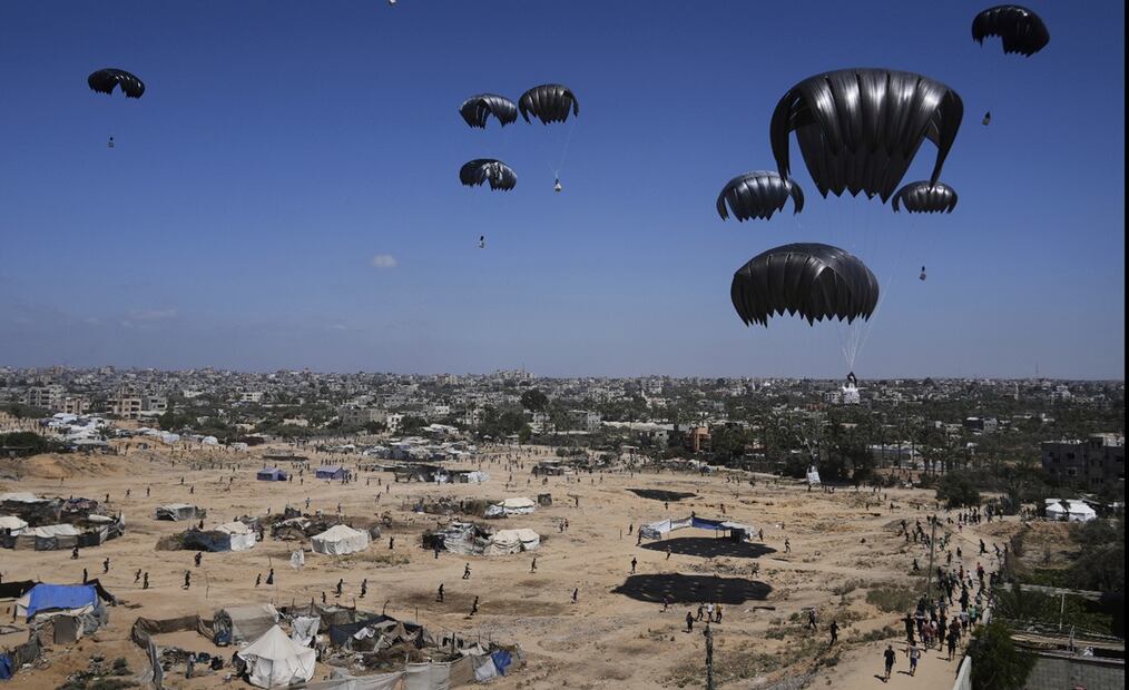 Ayuda humanitaria es lanzada vía aérea en la localidad de Zawaida, en el centro de la Franja de Gaza, el 31 de julio del 2025. Foto: AP