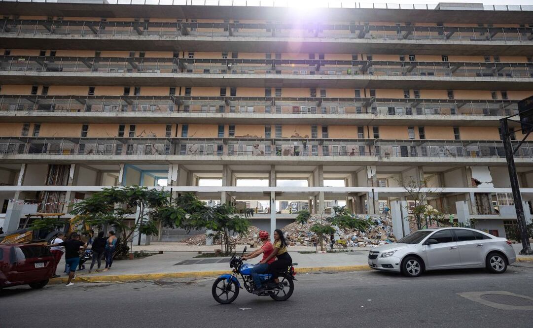 Trabajadores realizan labores para restablecer el servicio eléctrico en La Guaira, donde el suministro ya fue recuperado en un 96 % (09/07/2026). Foto: EFE