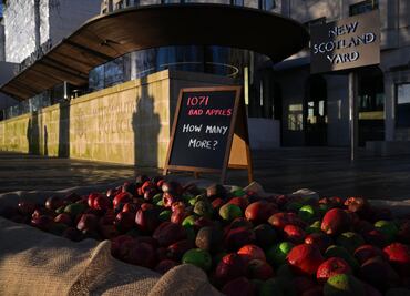 Con manzanas podridas protestan frente a Scotland Yard por violencia de género entre sus agentes