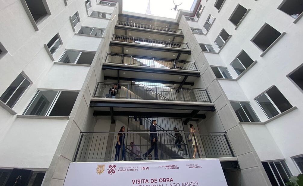Martí Batres en su visita en una unidad habitacional en Miguel Hidalgo. Foto: Especial