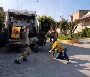 Recolectores de basura de Chilpancingo se viralizan con video de lucha libre