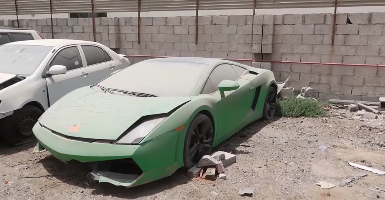Por qué hay superautos abandonados en el desierto de Dubai y qué hacen con ellos