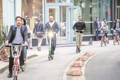 ¿Qué factores podrían llevar a la regulación de scooters eléctricos y motos?