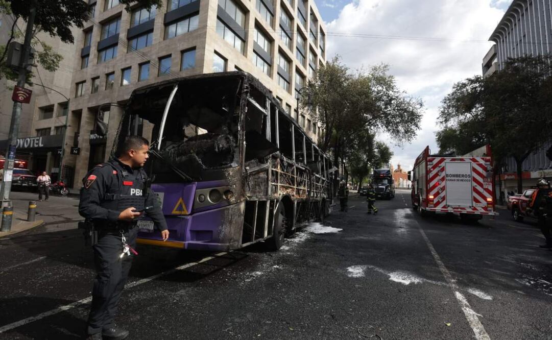 Se incendia camión de transporte público en inmediaciones del Metro Pino Suárez (17/08/2025). Foto:  Francisco Rodríguez / EL UNIVERSAL