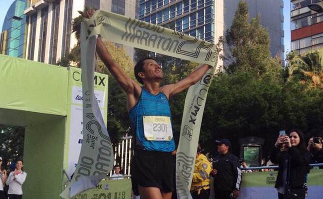 El corredor Tomás Luna ganó el Medio Maratón de la Ciudad de México.(Foto: @sernalui)