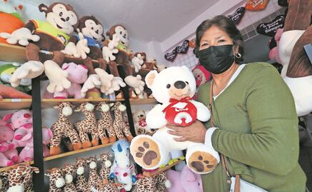 Talleres de peluches libran crisis; confían en el amor