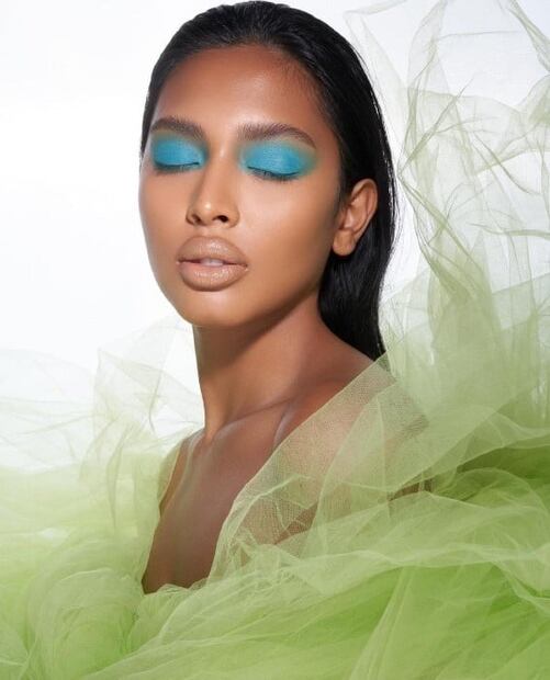 Las sombras azules dominarán las tendencias de maquillaje todo el año