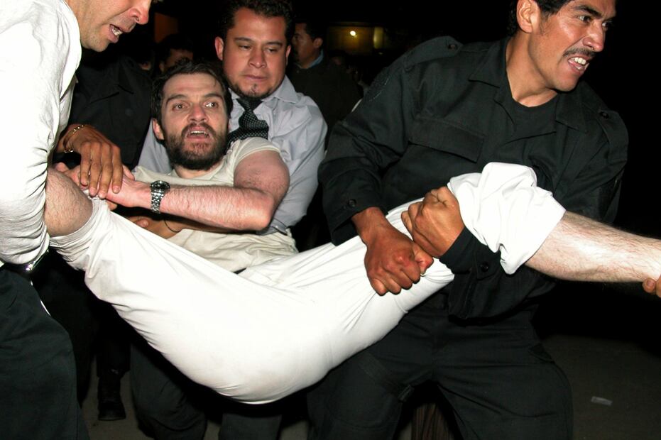 El empresario nacido en Argentina y radicado en México es cargado por policías judiciales mexicanos momentos después de haber sido liberado de prisión el 8 de mayo del 2007, luego de 3 años de reclusión, después de fallidas pruebas de fraude. Fue detenido nuevamente para ser interrogado por otros dos cargos de fraude y luego liberado. Archivo.