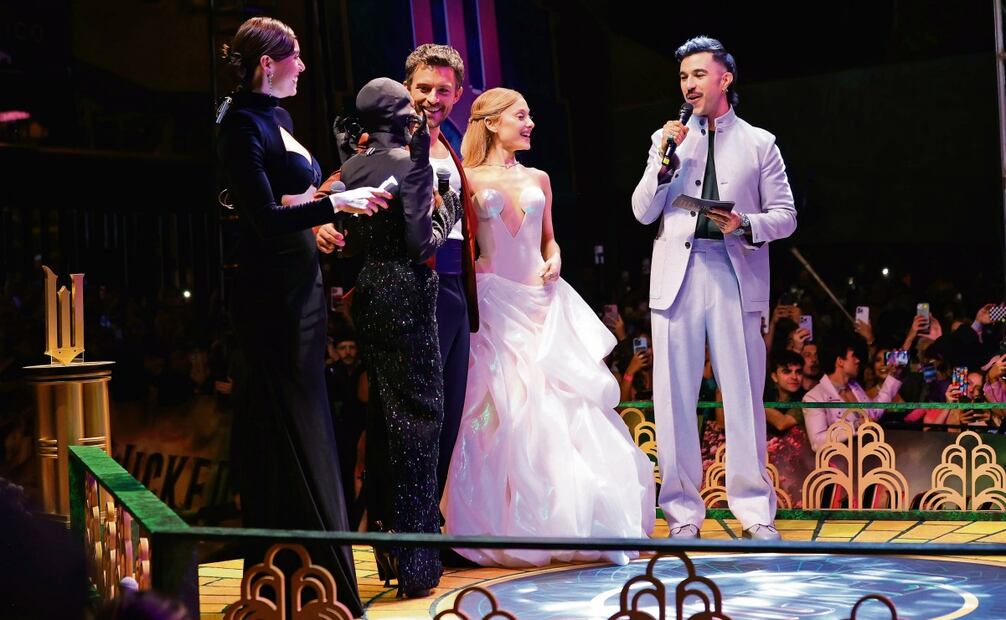 La audiencia estalló en gritos y aplausos, cuando fueron presentados los actores del elenco: Cynthia Erivo, Jonathan Bailey y Ariana Grande; conmovida, Ariana les dedicó un sincero “Te quiero mucho” en español; Cinthya Erivo exclamaba “¡Viva México!”. Foto: Fernanda Rojas | El Universal