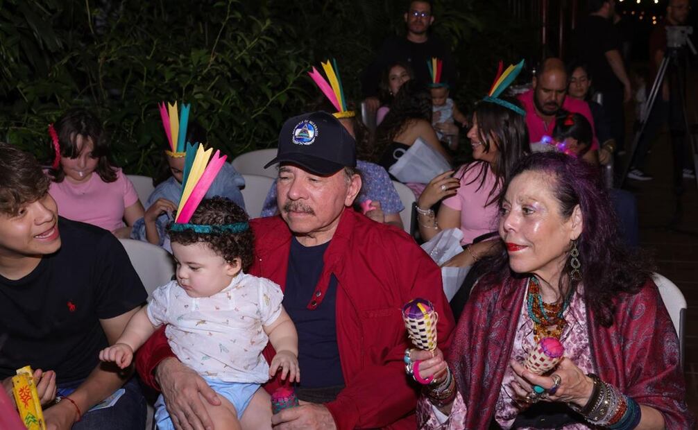 Daniel Ortega y Rosario Murillo celebrando la tradicional Gritería el pasado 7 de diciembre. Foto: X 
@Canal6Nicaragua