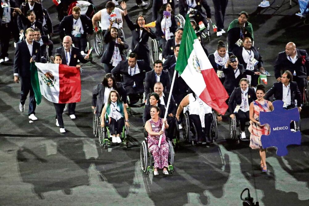 La nadadora Nely Miranda fue la encargada de liderar la delegación mexicana en el desfile de naciones (SERGIO MORAES. REUTERS)