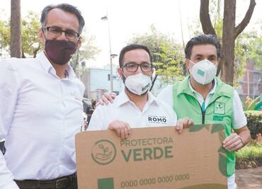 Lanza Romo la tarjeta “Protectora Verde”