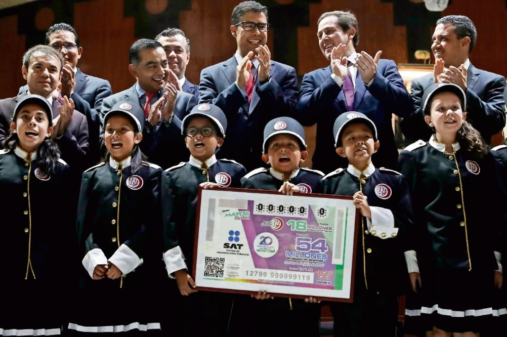 La Lotería Nacional emitió un billete conmemorativo por los 20 años del Servicio de Administración Tributaria de la Secretaría de Hacienda. (YADÍN XOLALPA. EL UNIVERSAL)