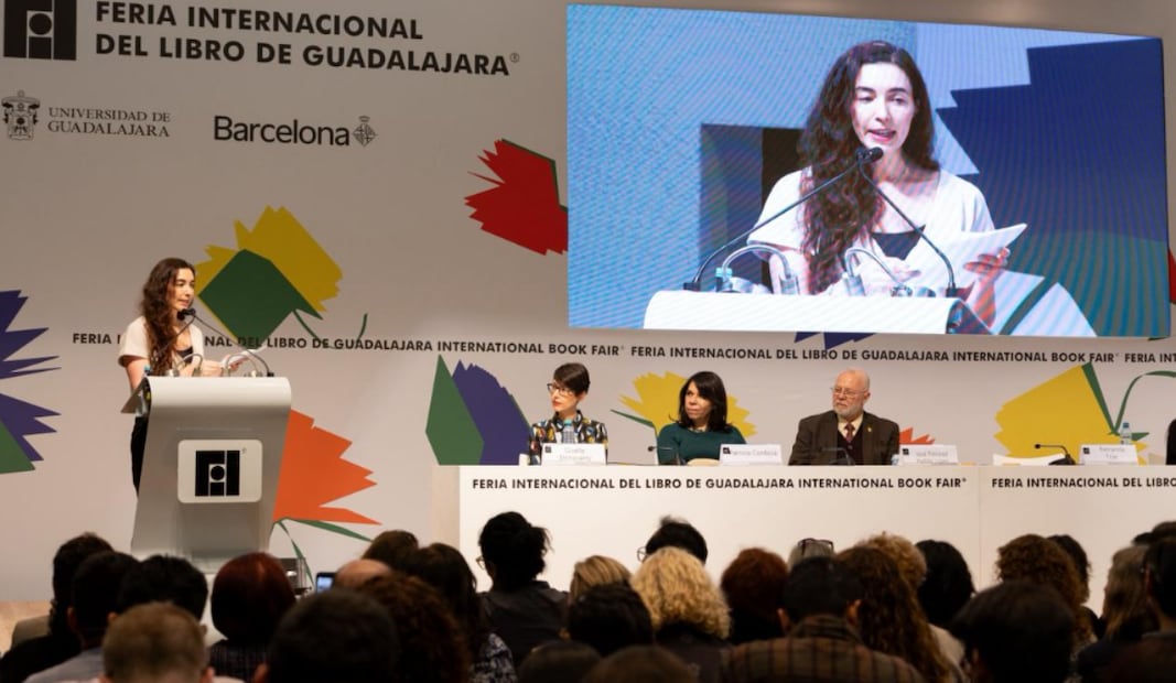 Entrega del Premio de Literatura Sor Juana Inés de la Cruz 2025 a la escritora uruguaya Fernanda Trías, durante la Feria del Libro Internacional de Guadalajara. Foto: Hugo Salvador / El Universal