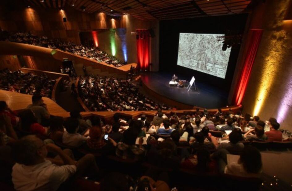 Audiencia atendiendo clase magistral durante el 15° FICUNAM, evidenciando comunidad universitaria y alcance cultural del encuentro». Crédito: DGCA‑UNAM.