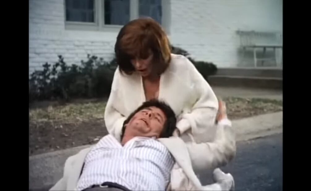 La actuación de Victoria Principal fue crucial para el papel de Pam, que le dio convincentes gritos de pánico a la audiencia cuando ve que Kathleen atropella a su esposo. Captura de pantalla.