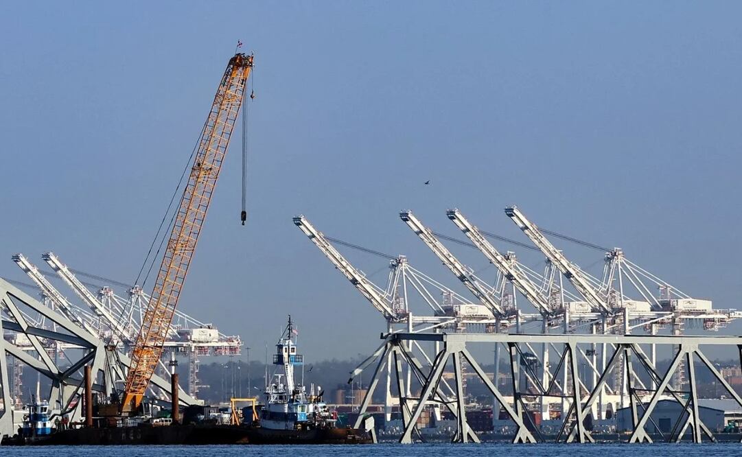 Una grúa comienza la limpieza en el puente Francis Scott Key colapsado después de que fuera golpeado por el buque portacontenedores Dali, en Baltimore, Maryland. Foto: AFP