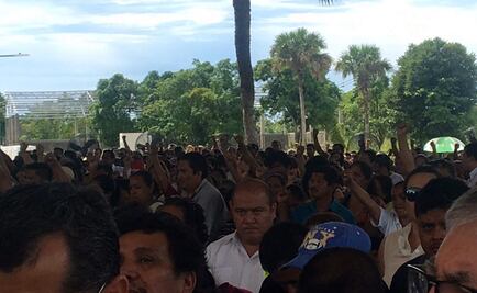 ​Guardan un minuto de silencio por las víctimas y levantan el puño derecho